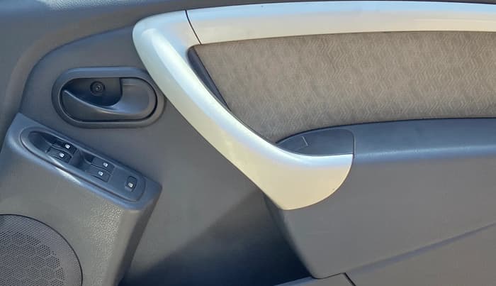 2014 Renault Duster 85 PS RXL DIESEL, Diesel, Manual, 1,36,899 km, Driver Side Door Panels Control