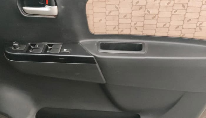 2017 Maruti Wagon R 1.0 VXI, Petrol, Manual, 73,851 km, Driver Side Door Panels Control