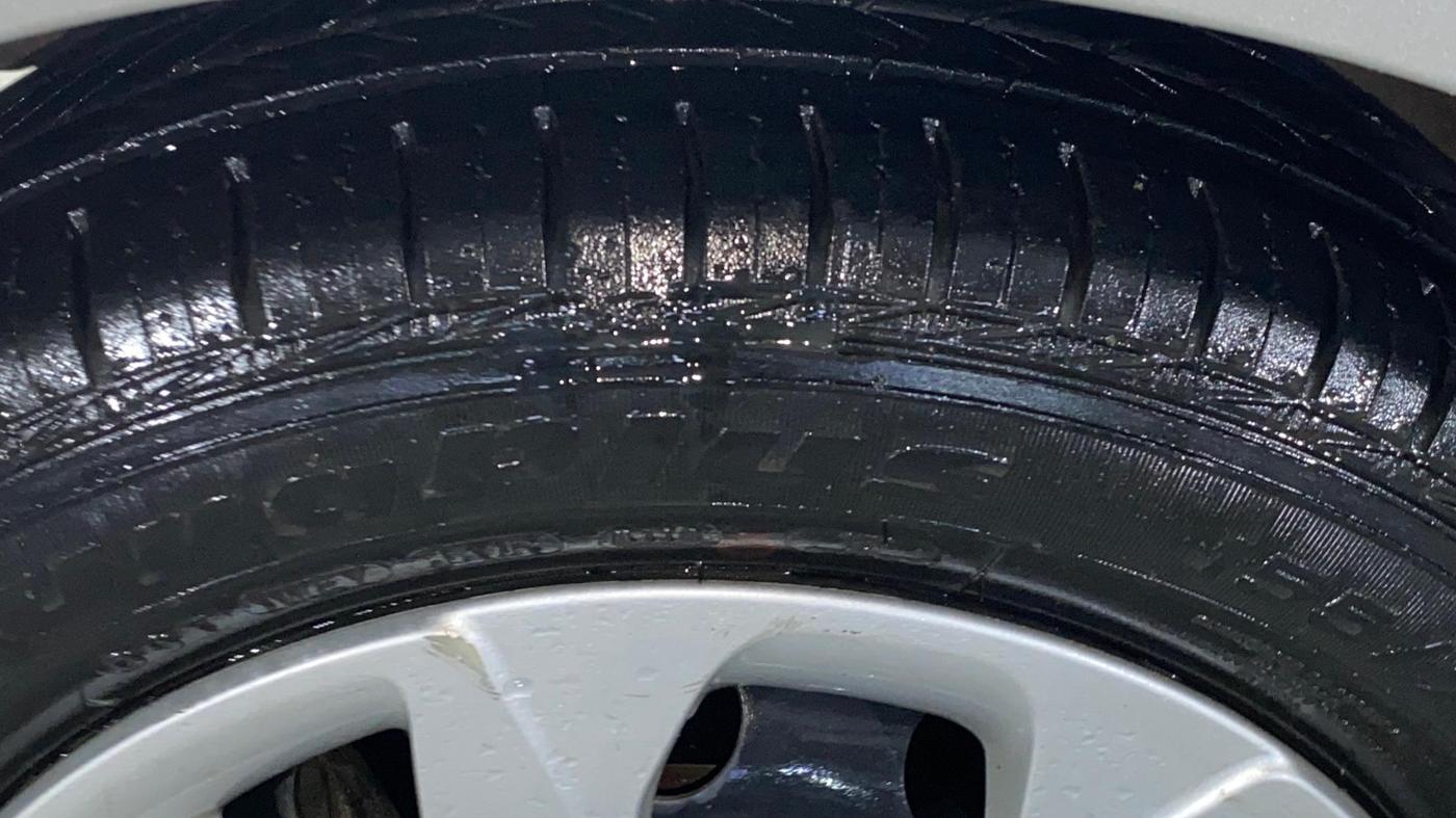 2018 Hyundai Eon SPORTZ, Petrol, Manual, 21,879 km, Left Front Tyre Tread
