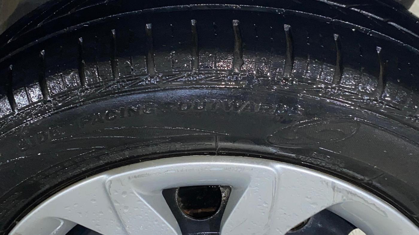 2018 Hyundai Eon SPORTZ, Petrol, Manual, 21,879 km, Left Rear Tyre Tread