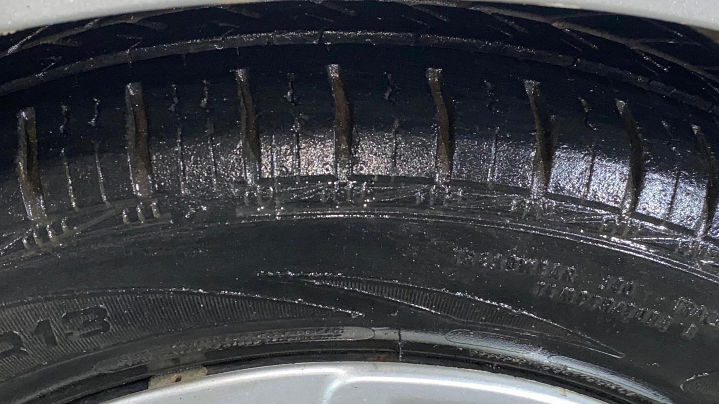 2018 Hyundai Eon SPORTZ, Petrol, Manual, 21,879 km, Right Front Tyre Tread