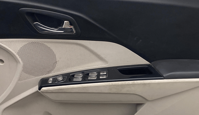 2020 Mahindra XUV300 W8 1.2 PETROL, Petrol, Manual, 80,760 km, Driver Side Door Panels Control