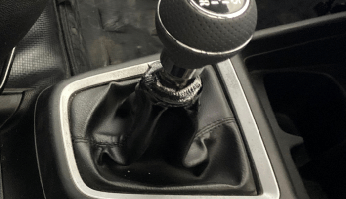 2019 Maruti Swift VXI, Petrol, Manual, 1,15,082 km, Gear Lever