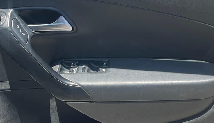 2014 Volkswagen Polo COMFORTLINE 1.2L, Diesel, Manual, 1,04,375 km, Driver Side Door Panels Control