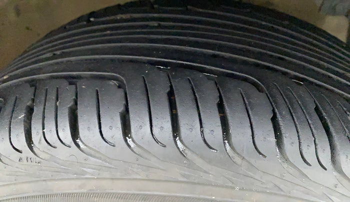 2016 Maruti Swift VDI ABS, Diesel, Manual, 98,978 km, Right Front Tyre Tread