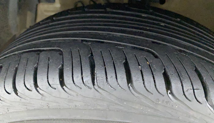 2016 Maruti Swift VDI ABS, Diesel, Manual, 98,978 km, Left Front Tyre Tread