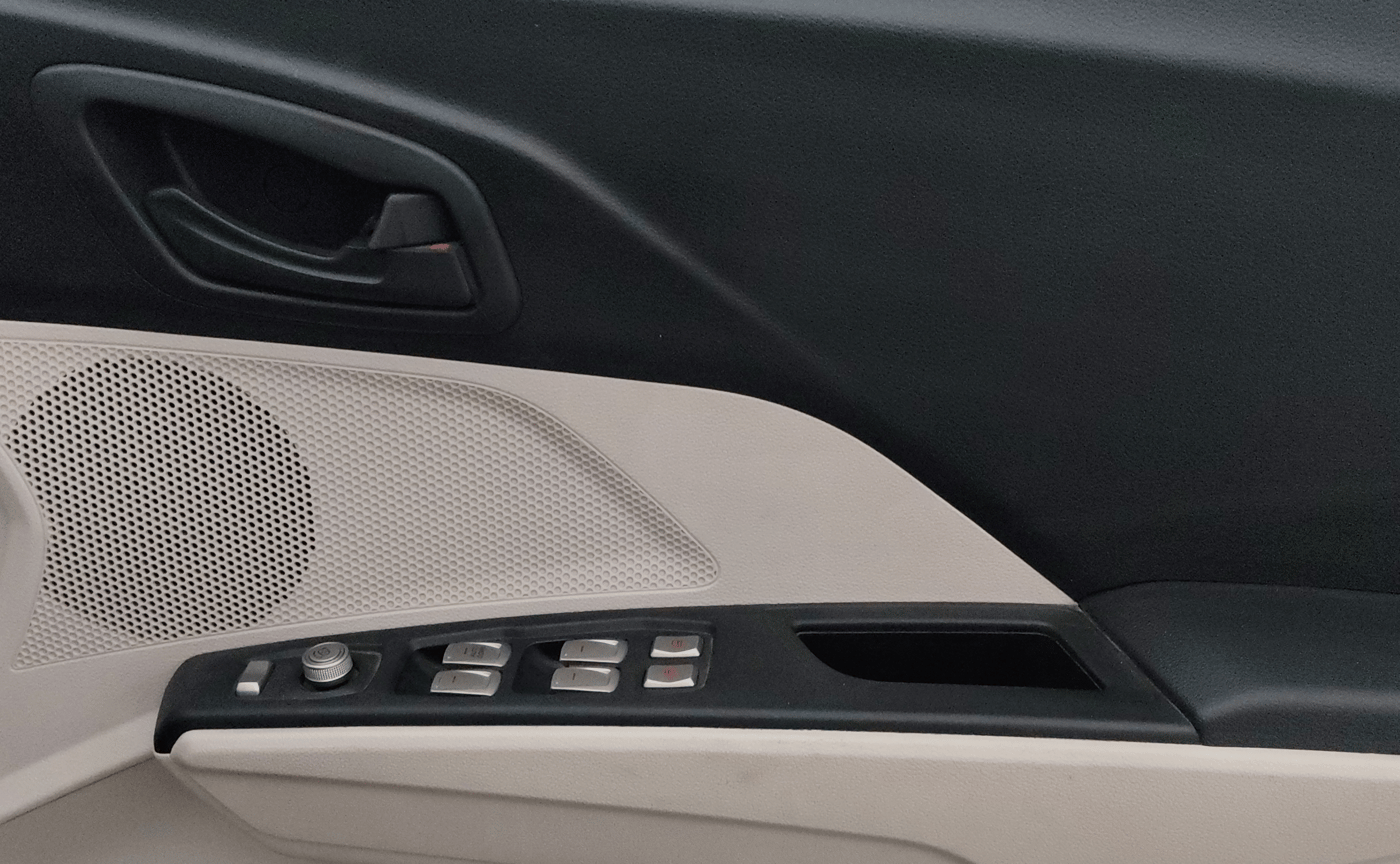 2022 Mahindra XUV300 W4 1.2 PETROL, Petrol, Manual, 1,07,747 km, Driver Side Door Panels Control