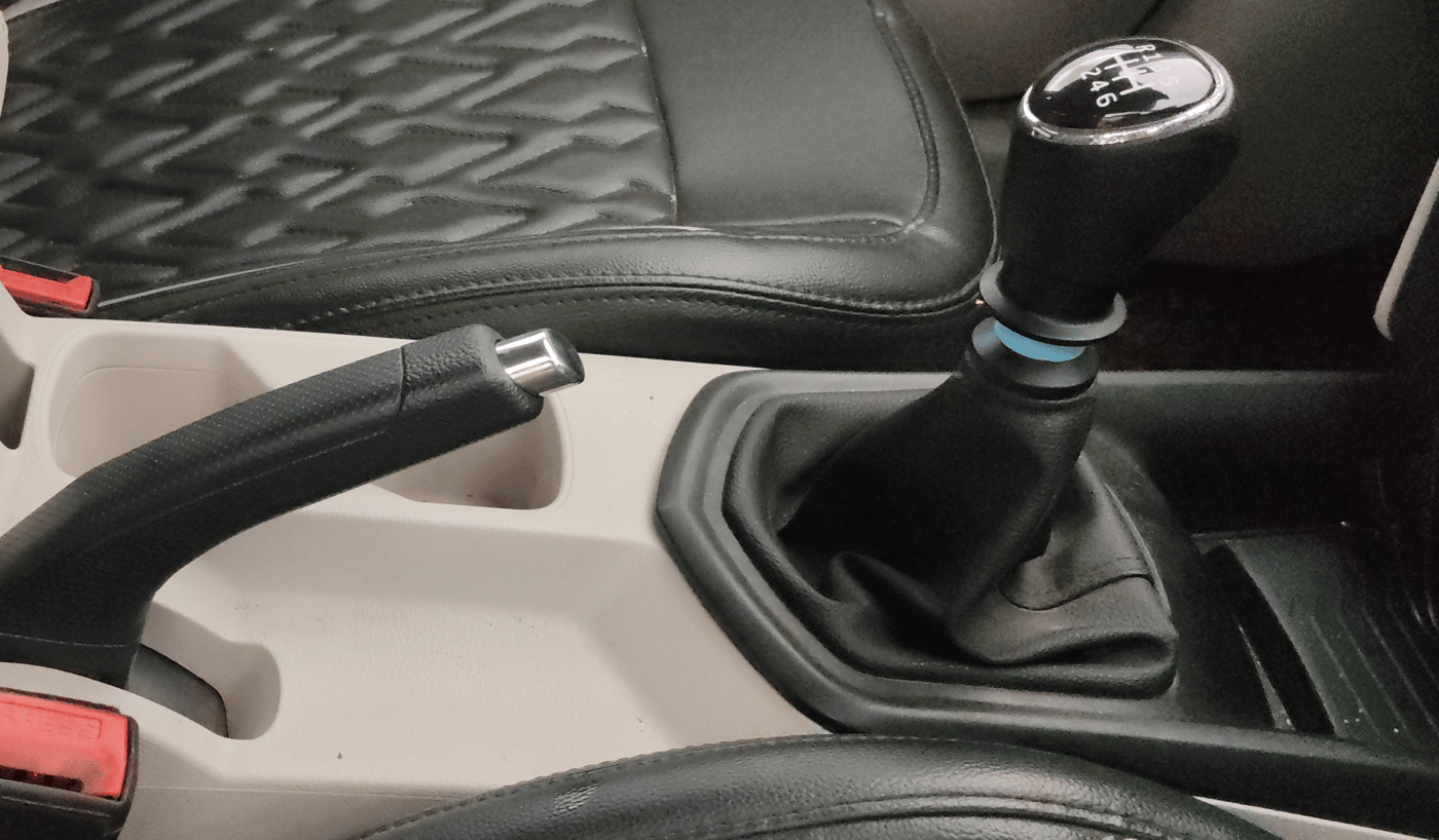 2022 Mahindra XUV300 W4 1.2 PETROL, Petrol, Manual, 1,07,747 km, Gear Lever