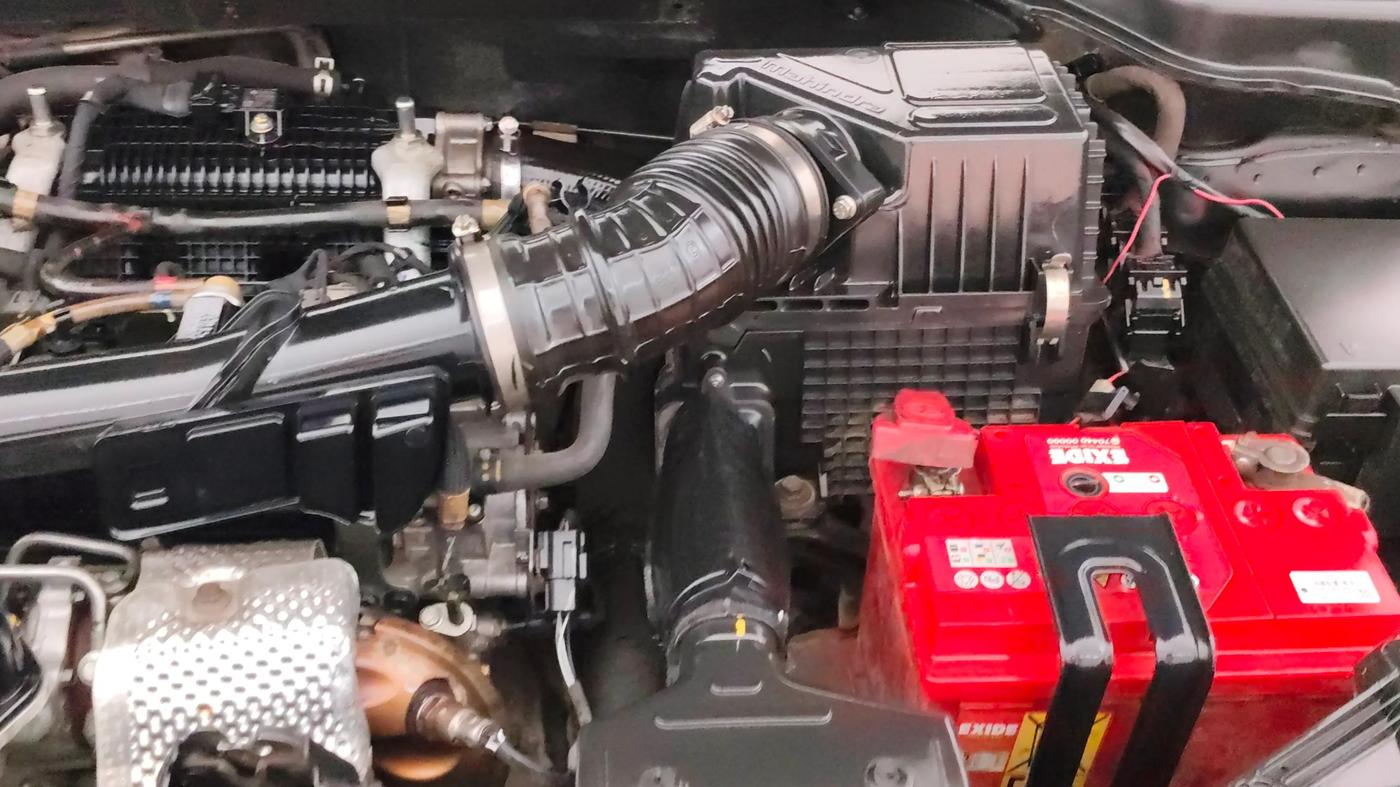 2022 Mahindra XUV300 W4 1.2 PETROL, Petrol, Manual, 1,07,747 km, Engine View - Left