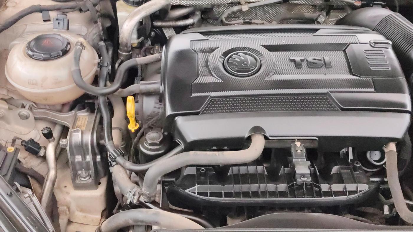 2018 Skoda Superb L&K 1.8 TSI AT, Petrol, Automatic, 85,897 km, Engine View - Right