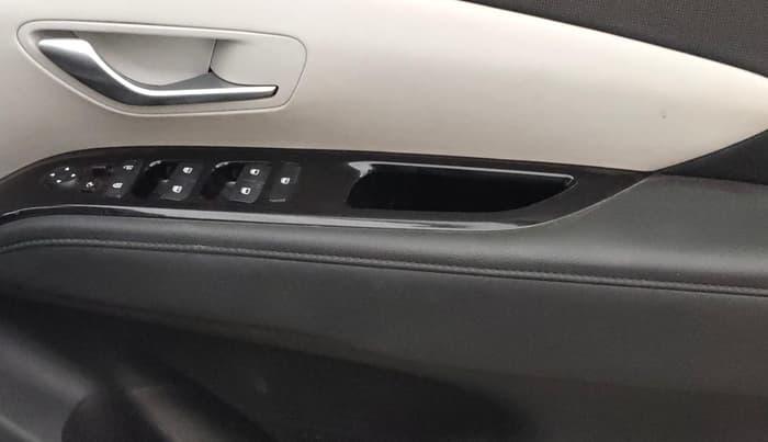 2024 Hyundai Tucson SIGNATURE 2.0 AT PETROL, Petrol, Automatic, 31,495 km, Driver Side Door Panels Control