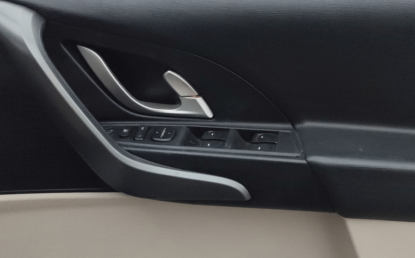 2016 Mahindra XUV500 W10, Diesel, Manual, 1,15,976 km, Driver Side Door Panels Control