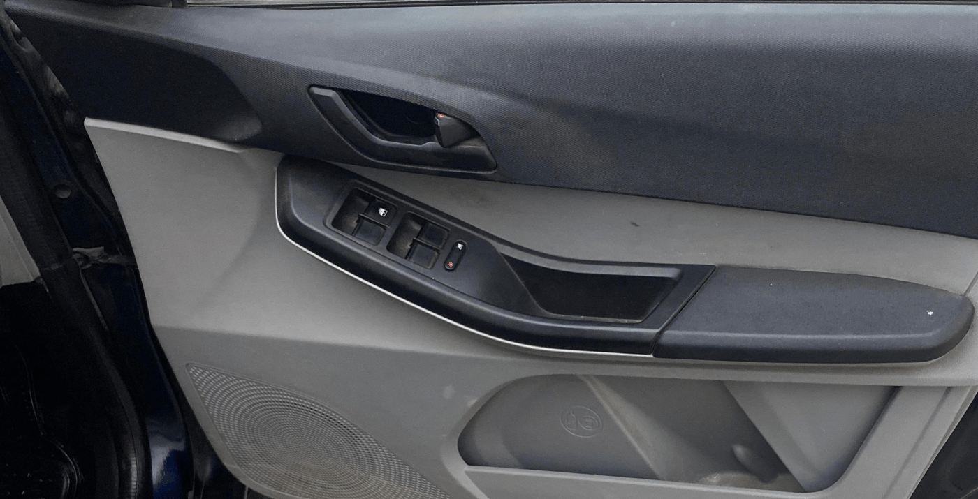 2021 Tata Tiago XT PETROL, Petrol, Manual, 1,20,798 km, Driver Side Door Panels Control