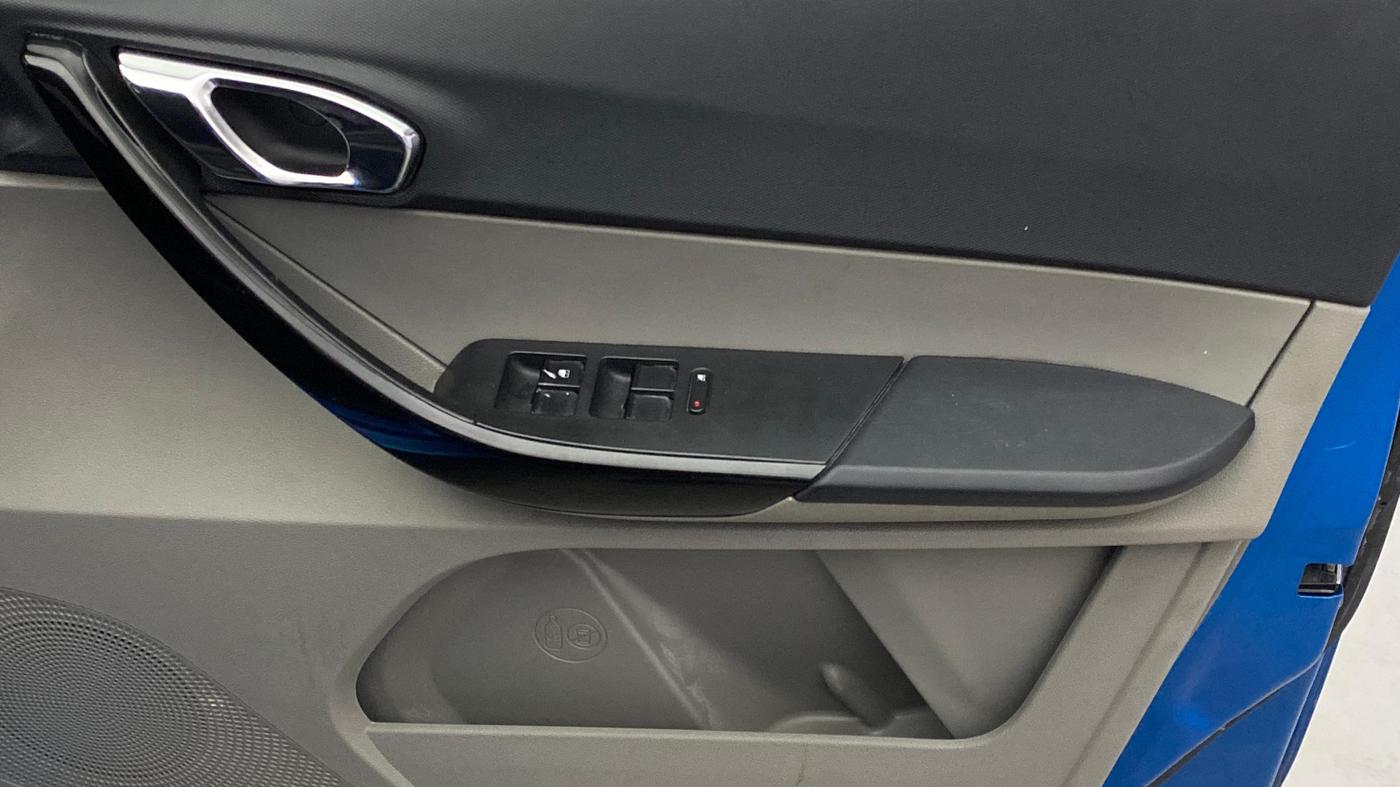 2019 Tata Tiago XZ PLUS PETROL, Petrol, Manual, 1,29,376 km, Driver Side Door Panels Control