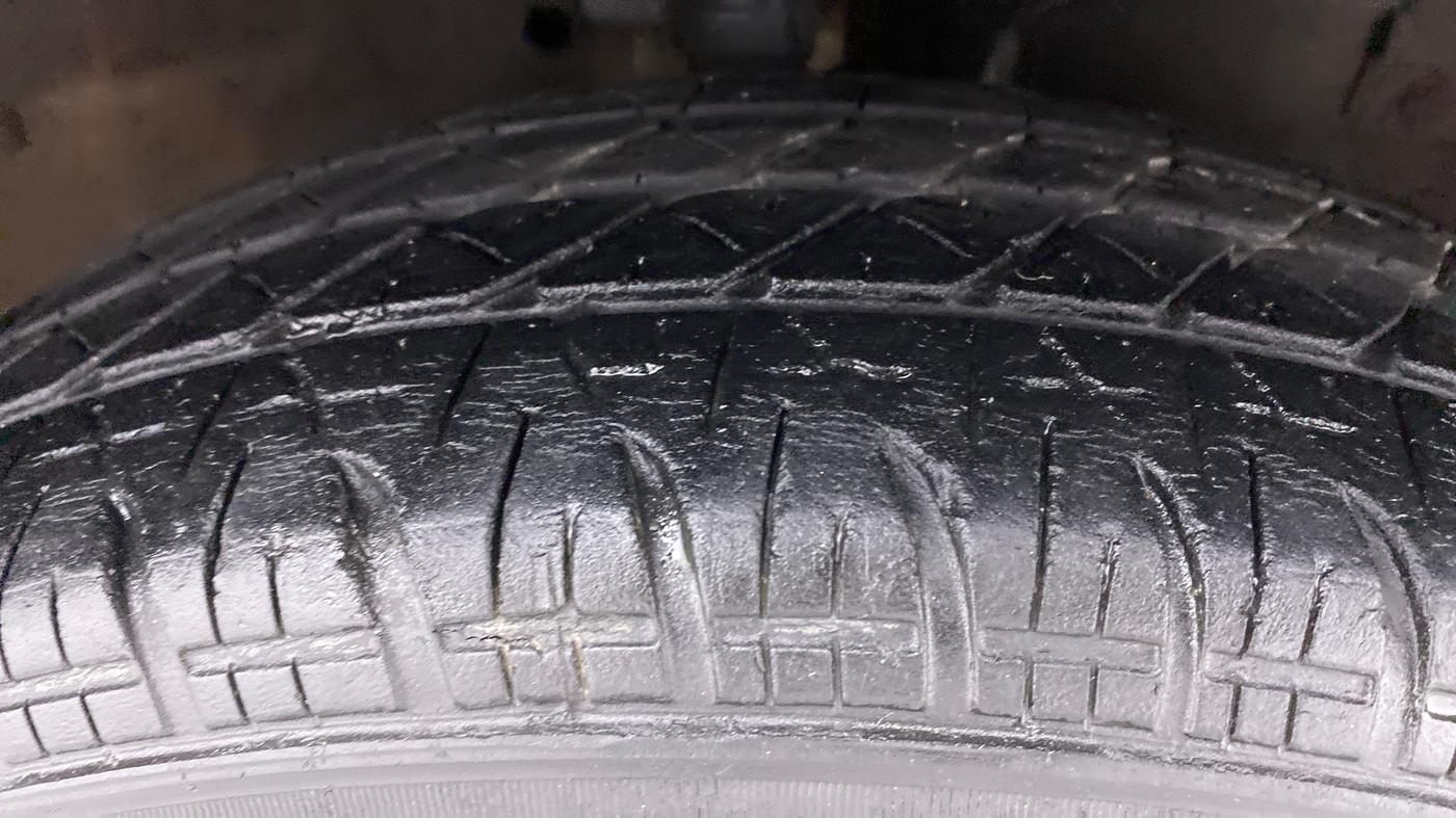 2017 Maruti Swift VXI OPT, Petrol, Manual, 38,950 km, Right Front Tyre Tread