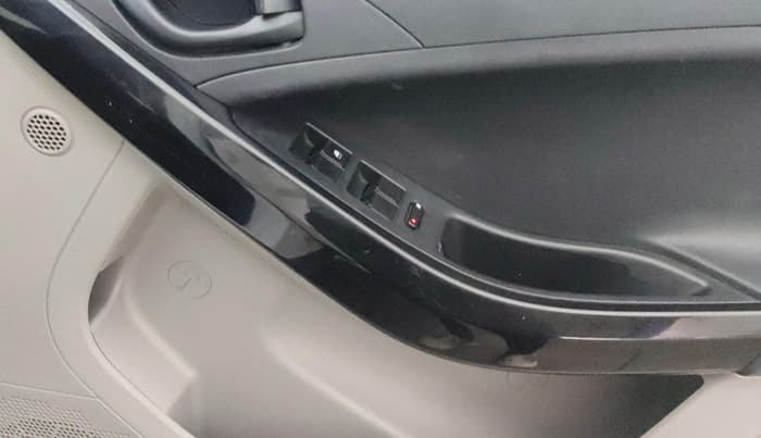 2018 Tata NEXON XMA PETROL, Petrol, Automatic, 38,696 km, Driver Side Door Panels Control