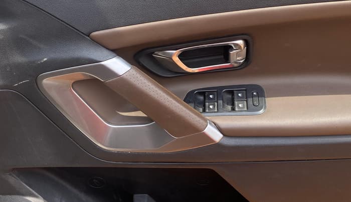 2020 Tata Harrier XZA 2.0L, Diesel, Automatic, 1,34,949 km, Driver Side Door Panels Control