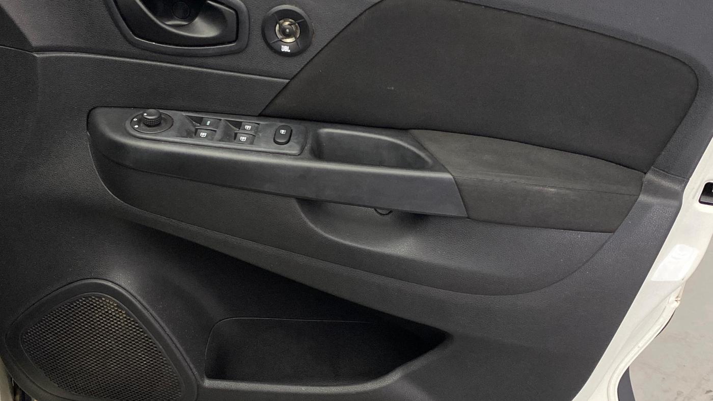 2018 Renault Captur RXE DIESEL, Diesel, Manual, 1,23,860 km, Driver Side Door Panels Control