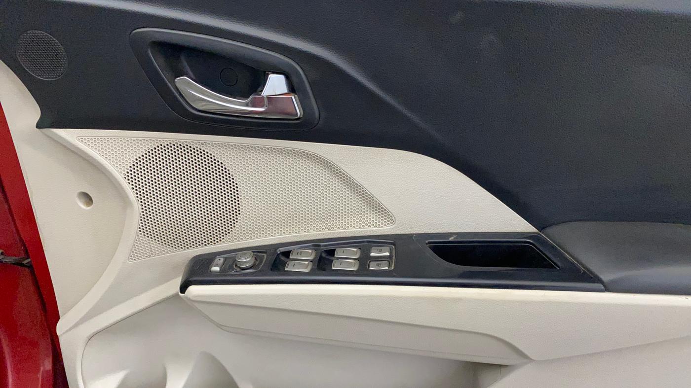 2020 Mahindra XUV300 W8 1.5 DIESEL AMT, Diesel, Automatic, 91,617 km, Driver Side Door Panels Control
