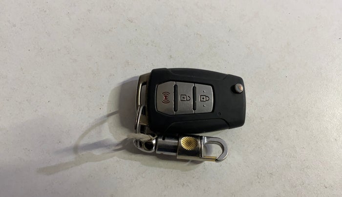 2020 Mahindra XUV300 W8 1.5 DIESEL, Diesel, Manual, 91,617 km, Key Close Up