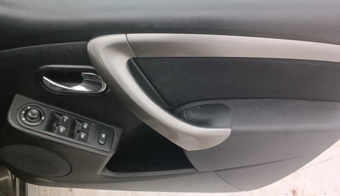 2021 Renault Duster RXZ 1.5 PETROL MT, Petrol, Manual, 47,145 km, Driver Side Door Panels Control
