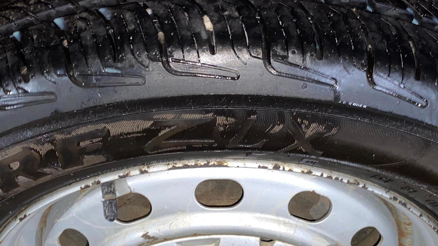 2017 Mahindra Kuv100 K2 6 STR, Petrol, Manual, 35,504 km, Left Rear Tyre Tread