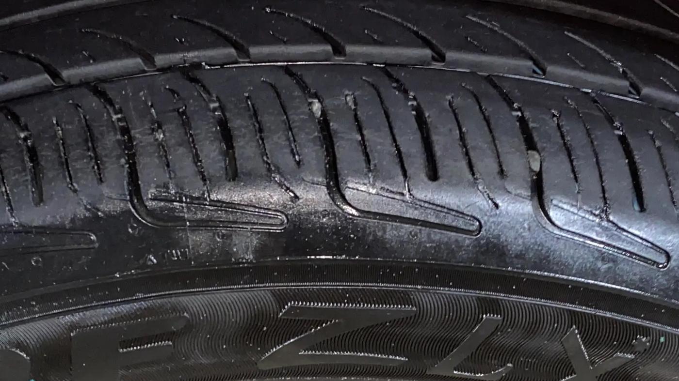 2017 Mahindra Kuv100 K2 6 STR, Petrol, Manual, 35,504 km, Right Front Tyre Tread