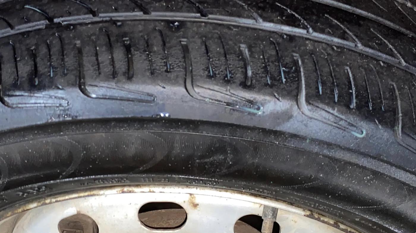 2017 Mahindra Kuv100 K2 6 STR, Petrol, Manual, 35,504 km, Left Front Tyre Tread