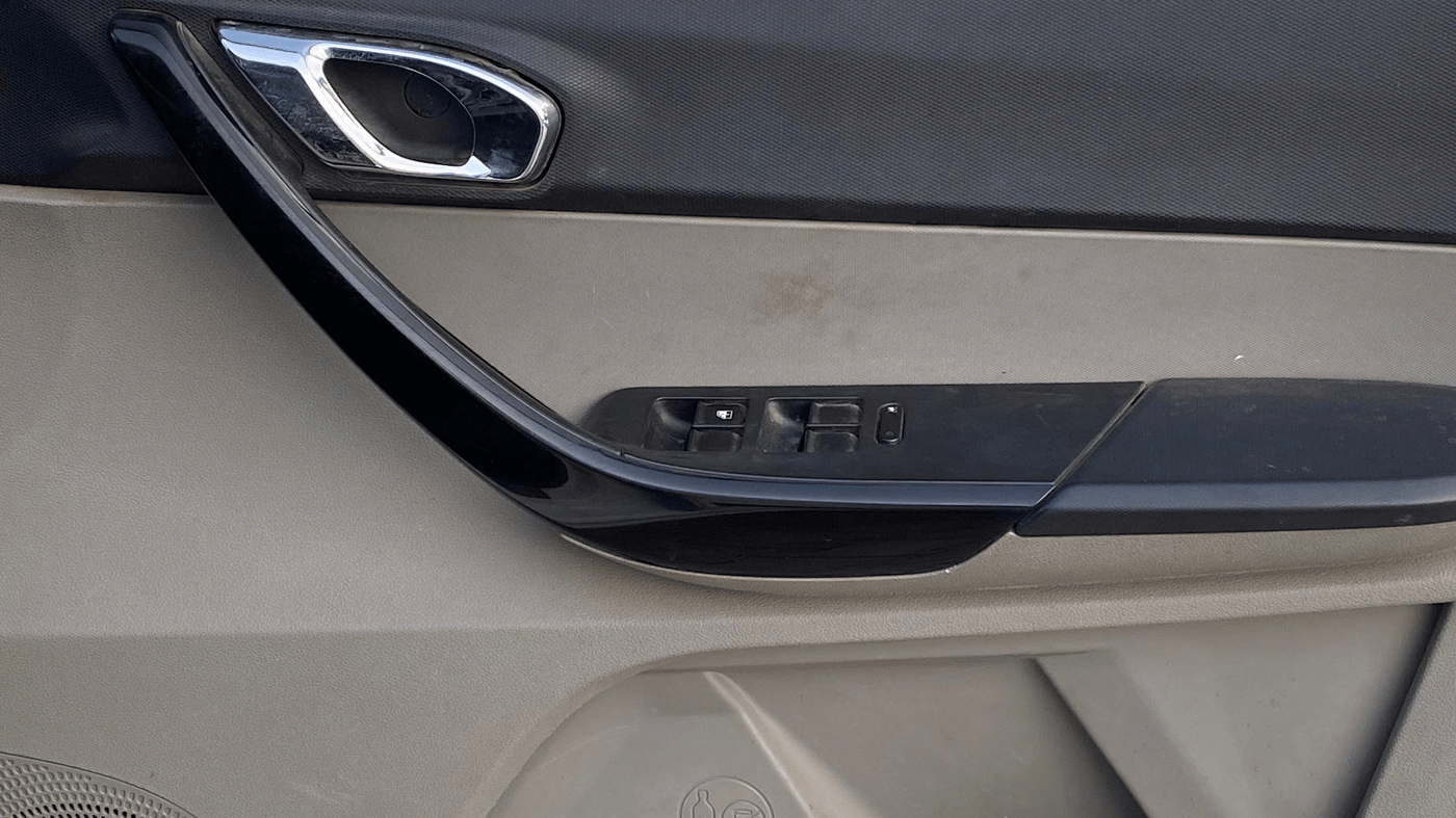 2019 Tata Tiago XZ PLUS PETROL, CNG, Manual, 1,02,379 km, Driver Side Door Panels Control
