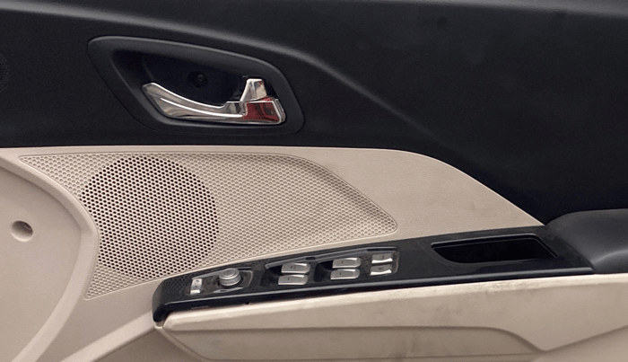 2019 Mahindra XUV300 W8 (O) 1.2 PETROL, Petrol, Manual, 1,00,168 km, Driver Side Door Panels Control