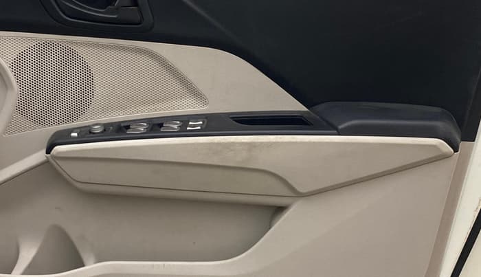 2021 Mahindra XUV300 W6 1.2 PETROL AMT, Petrol, Automatic, 78,372 km, Driver Side Door Panels Control