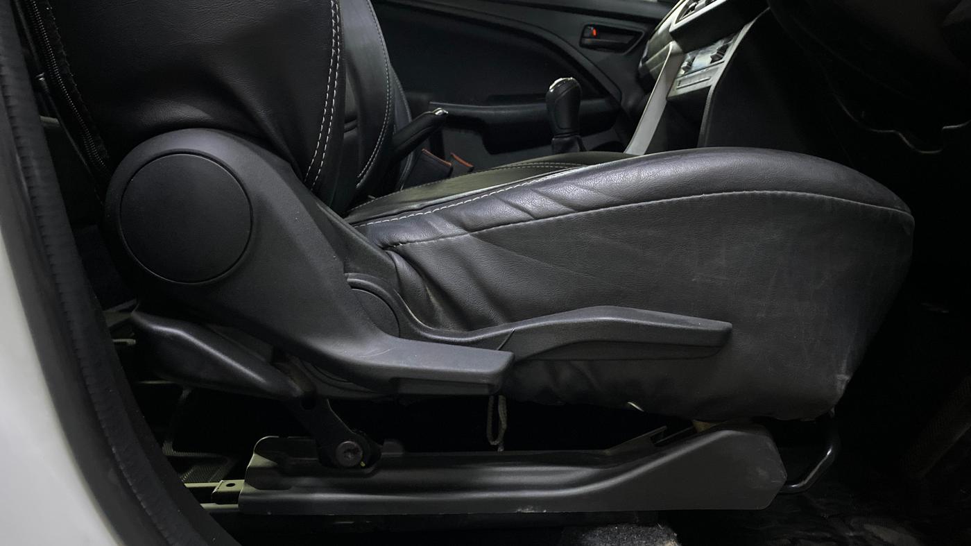 2023 Maruti BREZZA VXI, Petrol, Manual, 28,303 km, Driver Side Adjustment Panel