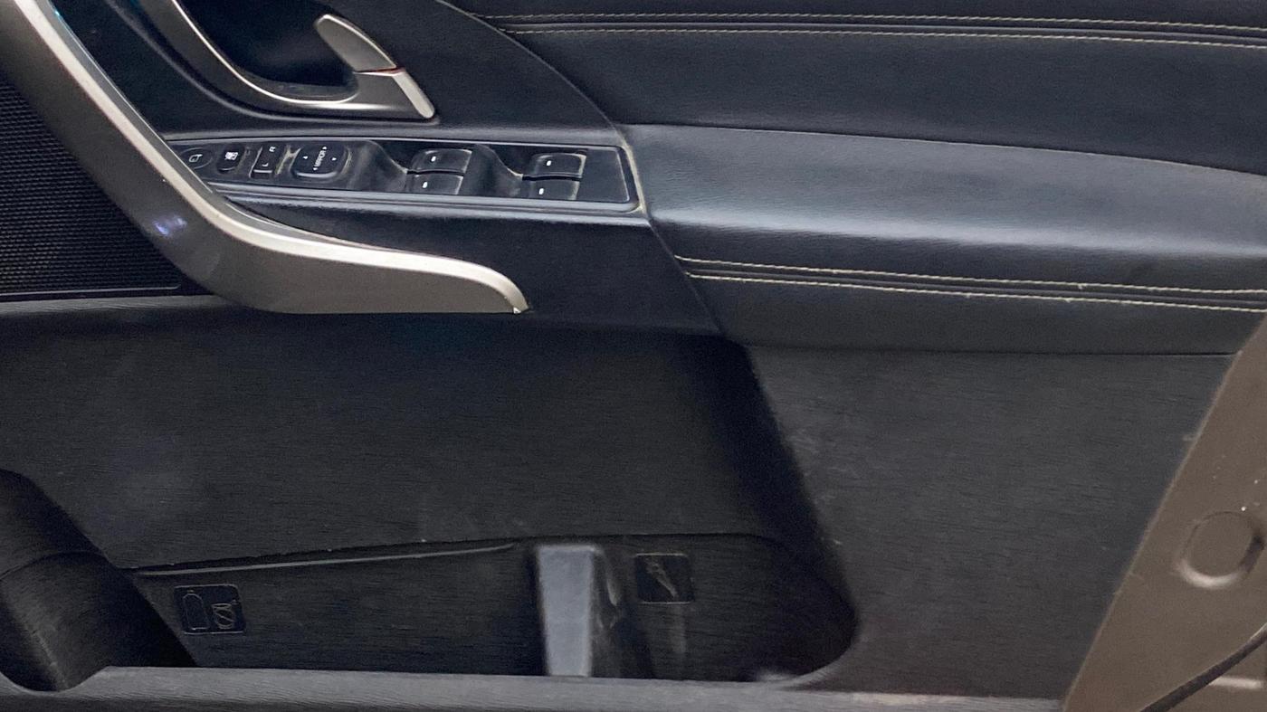 2019 Mahindra XUV500 W11 AT, Diesel, Automatic, 73,796 km, Driver Side Door Panels Control