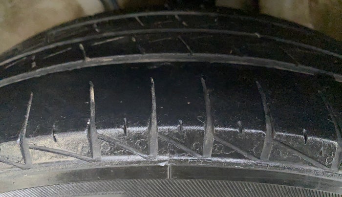 2021 Maruti Alto VXI, Petrol, Manual, 32,038 km, Left Front Tyre Tread