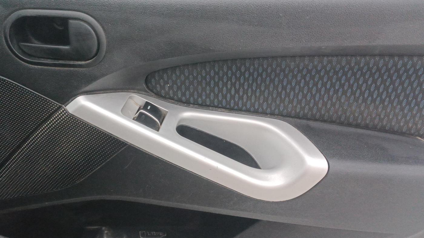 2014 Ford Figo TITANIUM 1.2 PETROL, Petrol, Manual, 59,725 km, Driver Side Door Panels Control