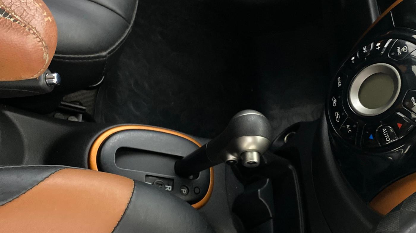 2017 Nissan Micra XV CVT, Petrol, Automatic, 37,022 km, Gear Lever