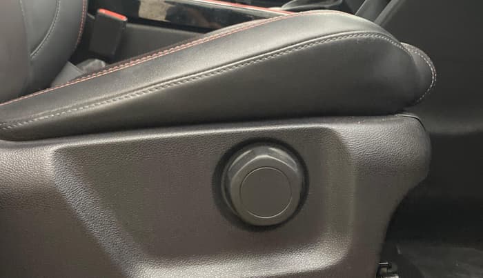 2024 Mahindra XUV700 AX 7 LUXURY P AT 7 STR, Petrol, Automatic, 28,763 km, Driver Side Adjustment Panel