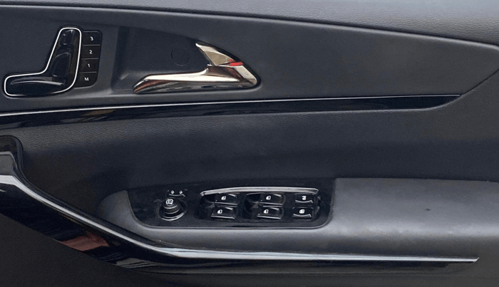 2024 Mahindra XUV700 AX 7 LUXURY P AT 7 STR, Petrol, Automatic, 28,763 km, Driver Side Door Panels Control