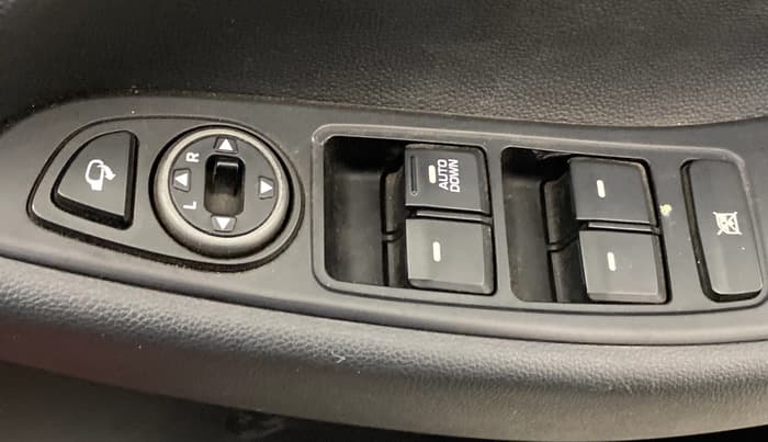 2018 Hyundai Elite i20 ASTA 1.2 DUAL TONE, Petrol, Manual, 30,706 km, Driver Side Door Panels Control