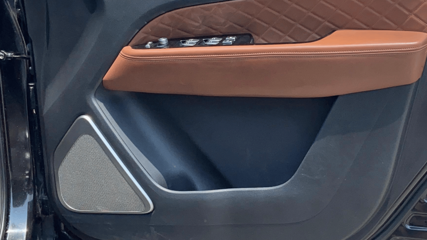 2019 Mahindra ALTURAS G4 4WD AT, Diesel, Automatic, 1,43,089 km, Driver Side Door Panels Control