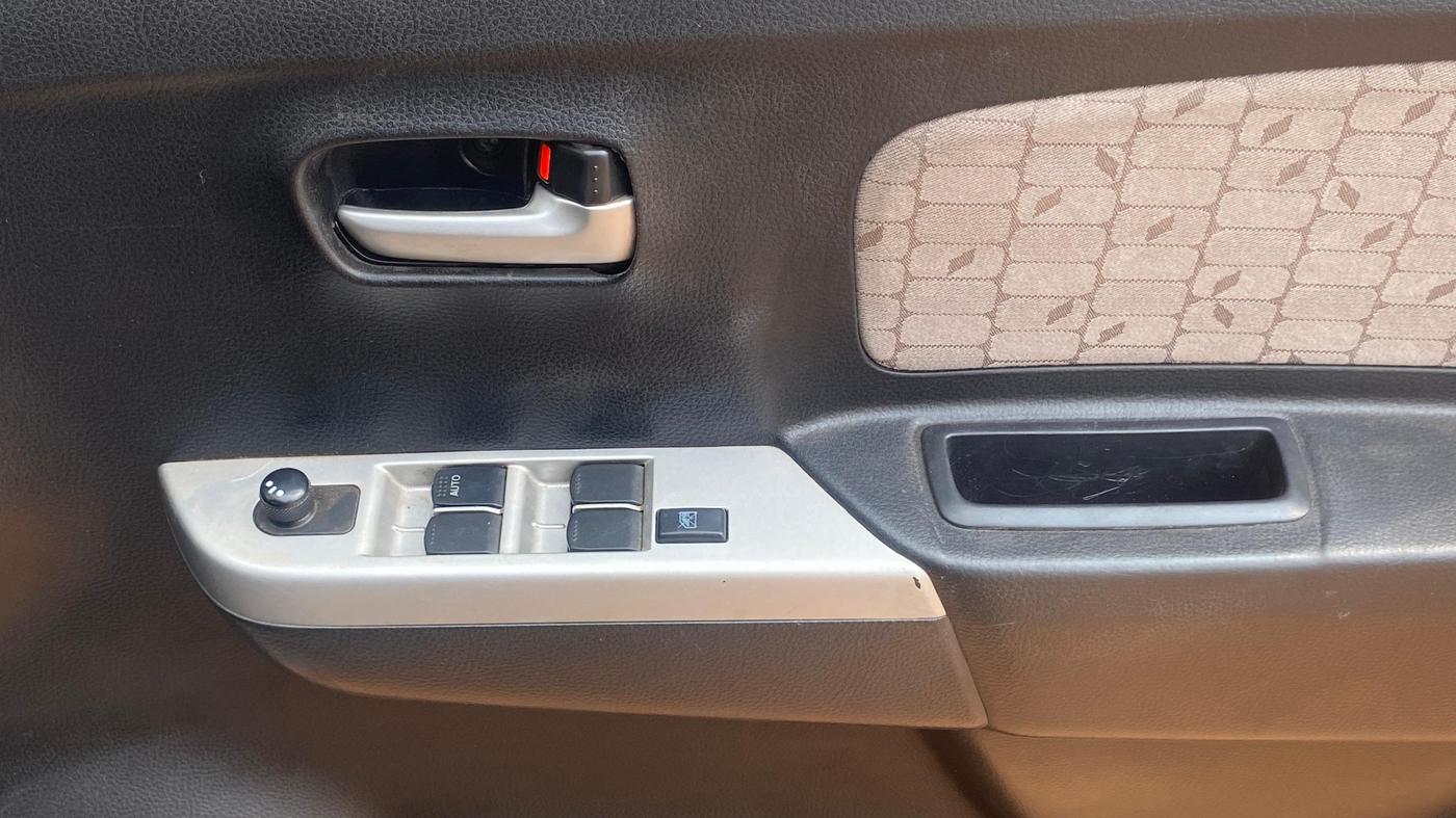 2016 Maruti Wagon R 1.0 VXI, Petrol, Manual, 63,740 km, Driver Side Door Panels Control