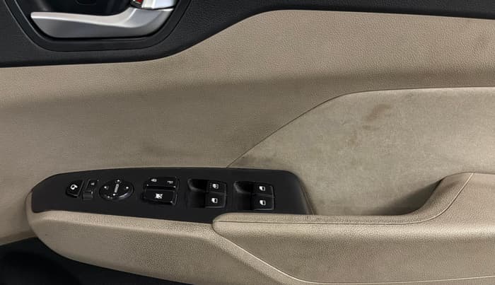 2019 Hyundai Verna 1.6 VTVT SX, CNG, Manual, 75,188 km, Driver Side Door Panels Control