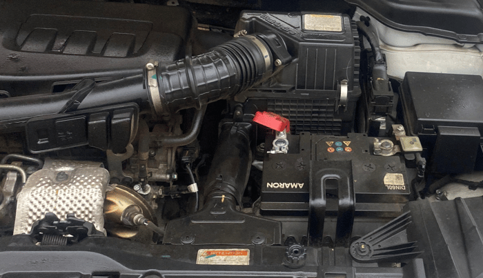 2023 Mahindra XUV300 W6 1.2 PETROL, Petrol, Manual, 28,302 km, Engine View - Left