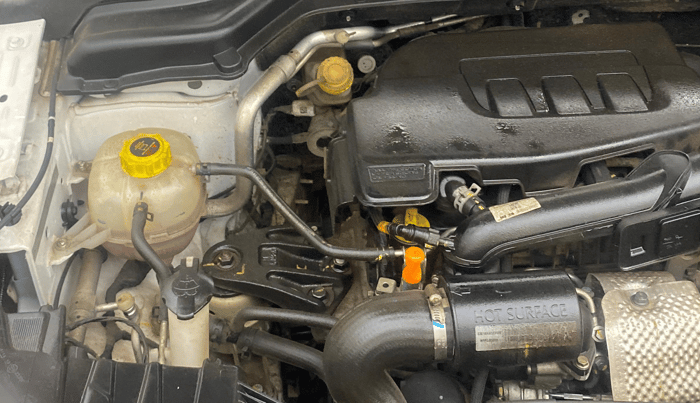 2023 Mahindra XUV300 W6 1.2 PETROL, Petrol, Manual, 28,302 km, Engine View - Right