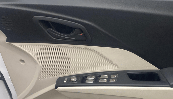 2023 Mahindra XUV300 W6 1.2 PETROL, Petrol, Manual, 28,302 km, Driver Side Door Panels Control