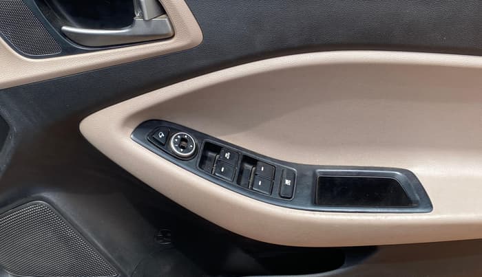 2015 Hyundai Elite i20 SPORTZ 1.2, Petrol, Manual, 1,24,437 km, Driver Side Door Panels Control