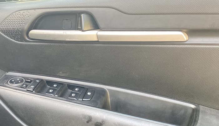 2022 KIA SONET HTK PLUS 1.0 IMT, Petrol, Manual, 1,06,912 km, Driver Side Door Panels Control