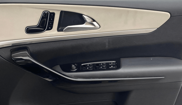 2023 Mahindra XUV700 AX 7 P MT 7 STR, Petrol, Manual, 98,646 km, Driver Side Door Panels Control
