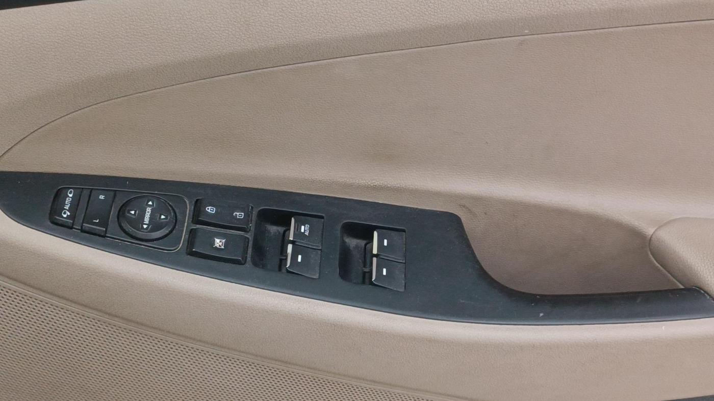 2018 Hyundai Tucson 2WD AT GL DIESEL
, Diesel, Automatic, 1,43,838 km, Driver Side Door Panels Control