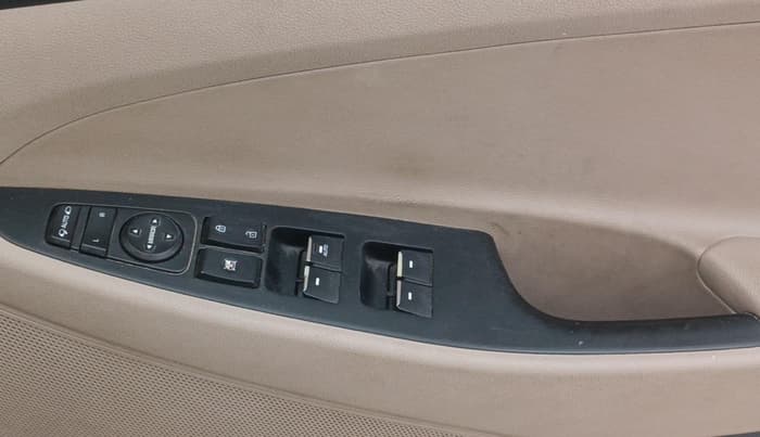 2018 Hyundai Tucson 2WD AT GL DIESEL
, Diesel, Automatic, 1,43,838 km, Driver Side Door Panels Control